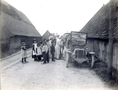 76283 Afbeelding van een taxi met instappende reizigers bij enkele boerderijen in een onbekende plaats. Links een tramspoor.